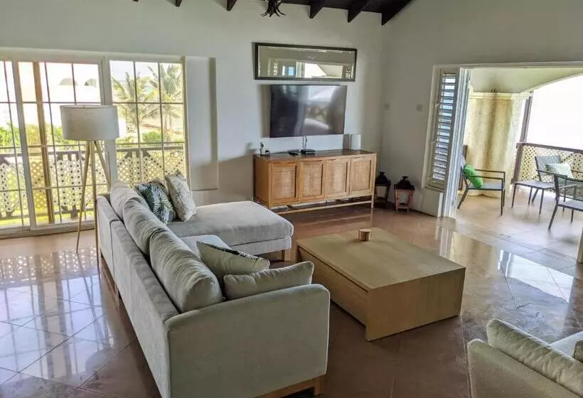 Breezy Ocean Front Condo Close To The Best Beaches