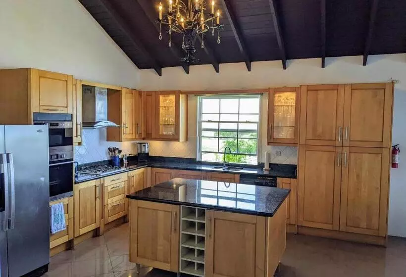 Breezy Ocean Front Condo Close To The Best Beaches