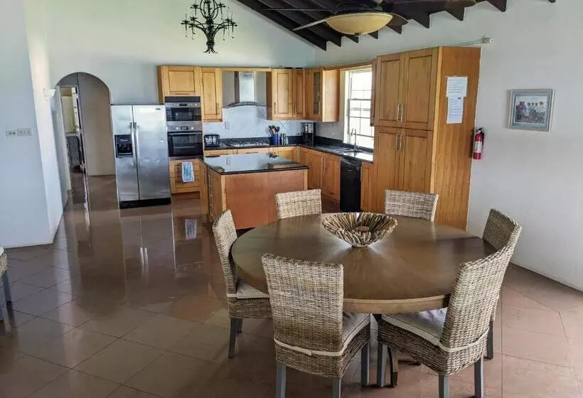 Breezy Ocean Front Condo Close To The Best Beaches