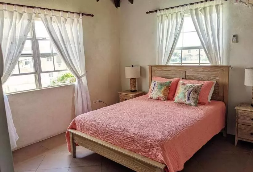 Breezy Ocean Front Condo Close To The Best Beaches