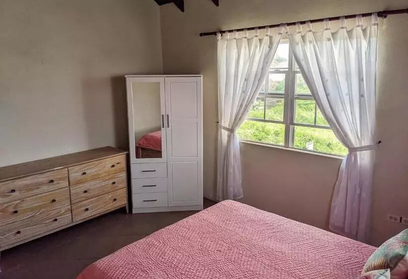 Breezy Ocean Front Condo Close To The Best Beaches