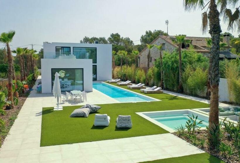 Contemporary Villa Near Sitges Hills