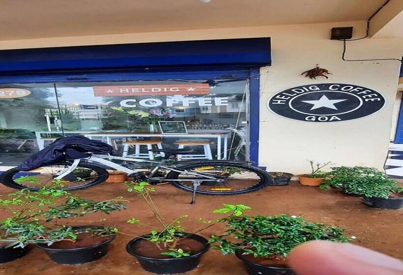 Blue Door Hotel Morjim