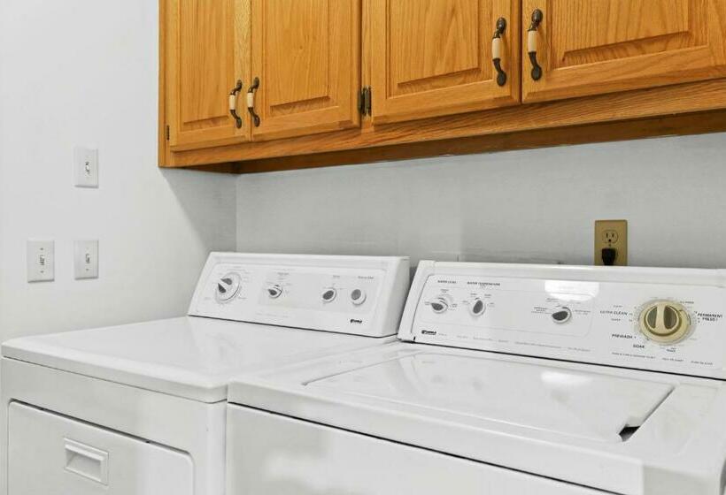 2 Separate Cabins Along A Peaceful Creek With Resort Amenities