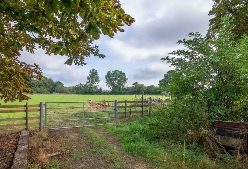 Luxurious Rural Retreat Holt Coach House