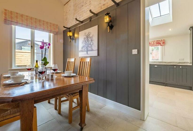 Luxurious Rural Retreat Holt Coach House