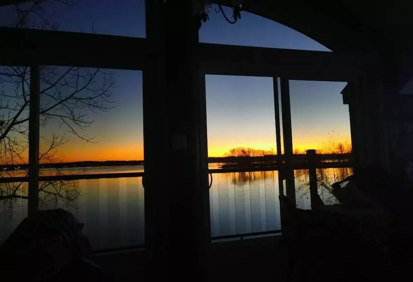Chalet Chaleureux Sur Le Bord De Leau Naviguable
