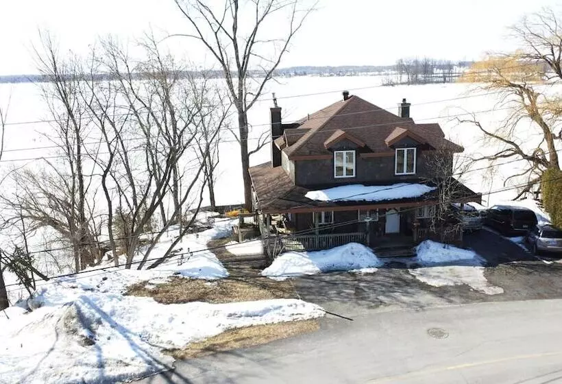 Chalet Chaleureux Sur Le Bord De Leau Naviguable