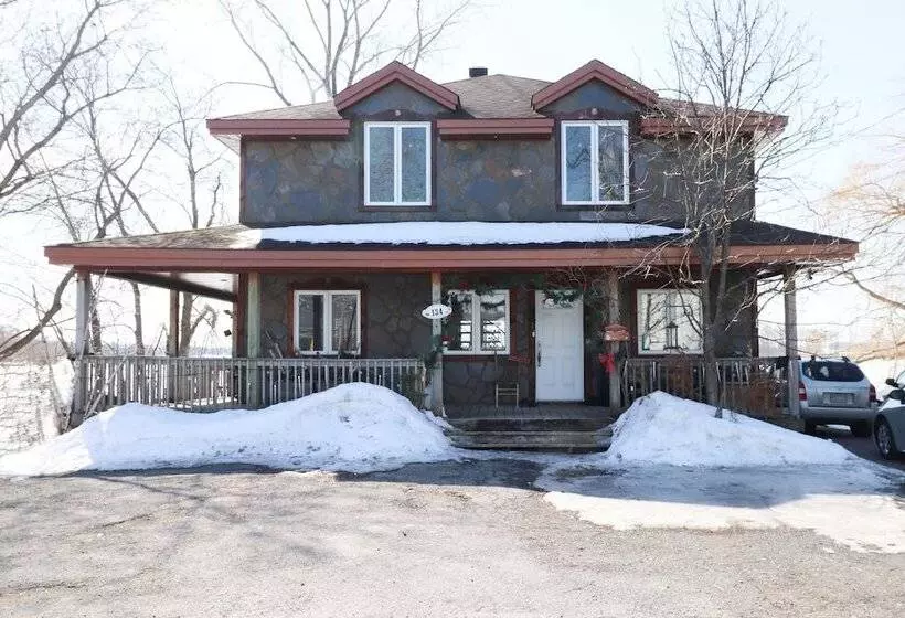 Chalet Chaleureux Sur Le Bord De Leau Naviguable