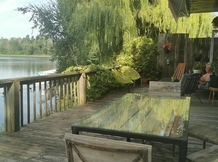 Chalet Chaleureux Sur Le Bord De Leau Naviguable