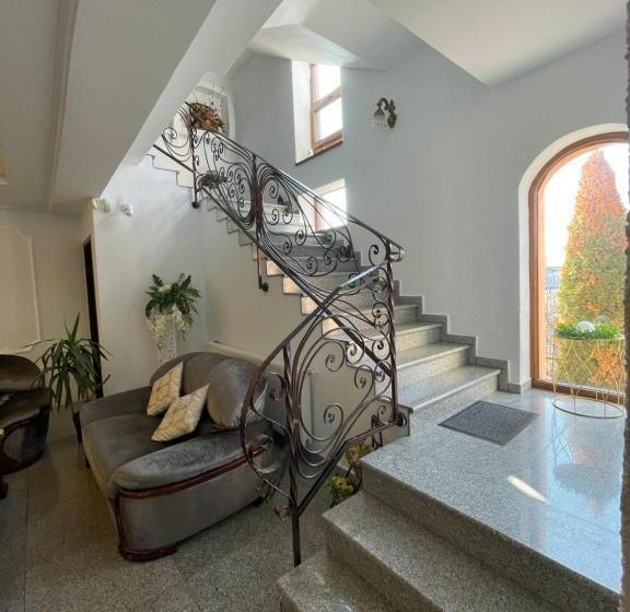 Pensão Ami Residence Bucharest Airport,therme&free Parking Otopeni