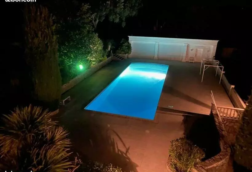 ペンション Chambre Luxueuse Au Calme Avec Vue Panoramique Sur La Baie De Cannes Et L Estérel Immense Piscine