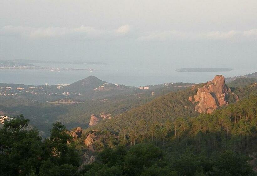 פנסיון Chambre Luxueuse Au Calme Avec Vue Panoramique Sur La Baie De Cannes Et L Estérel Immense Piscine