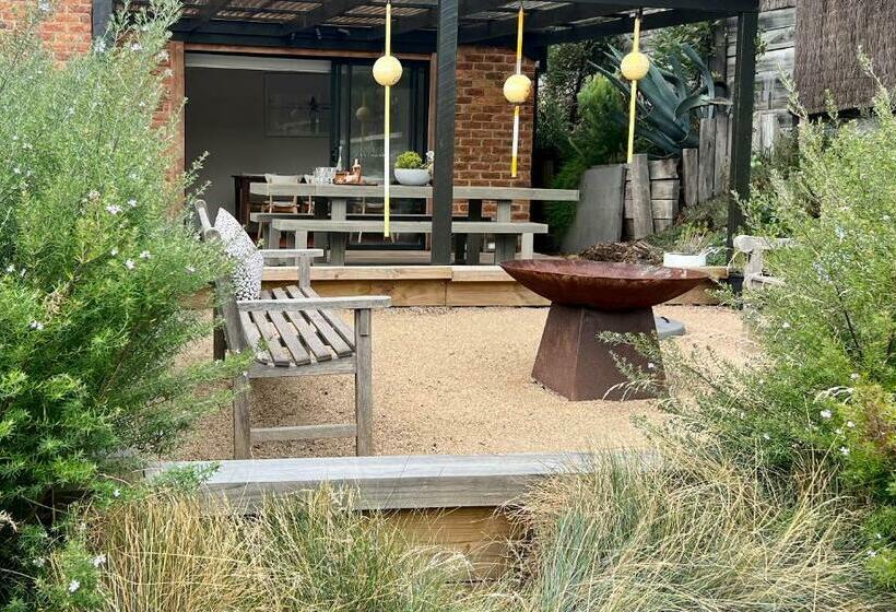 Cosy Back Beach Hideaway With Fire Pit