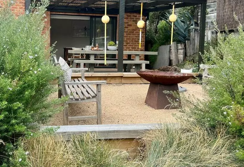 Cosy Back Beach Hideaway With Fire Pit