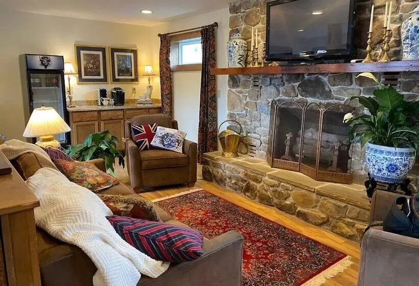 Hotelli The Inn At Shady Lawn