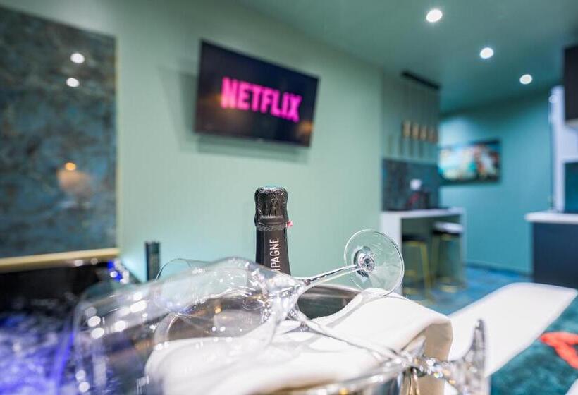 Le Musée D’aphrodite / Jacuzzi