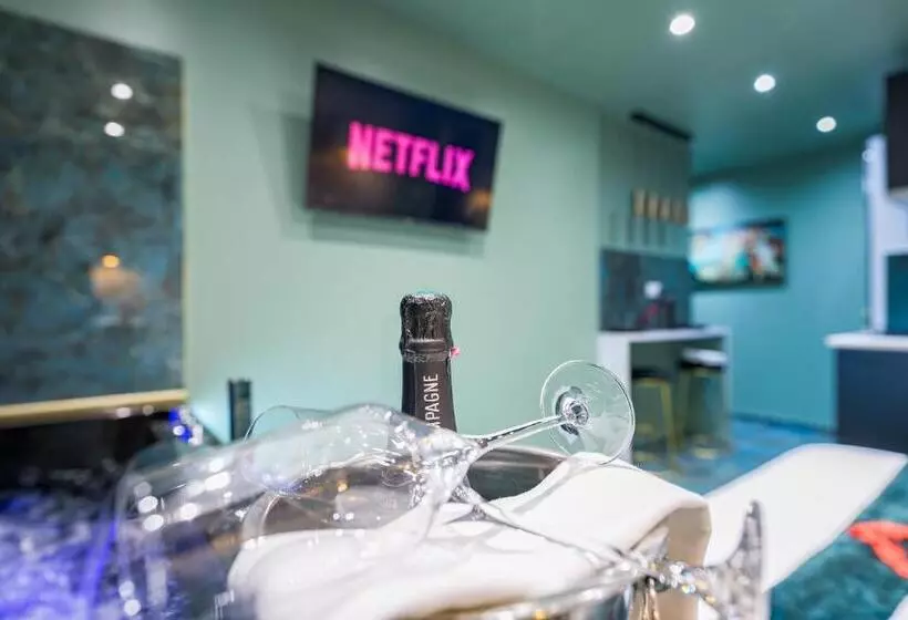 Le Musée D’aphrodite / Jacuzzi