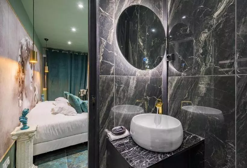 Le Musée D’aphrodite / Jacuzzi