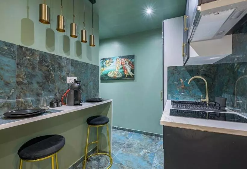 Le Musée D’aphrodite / Jacuzzi