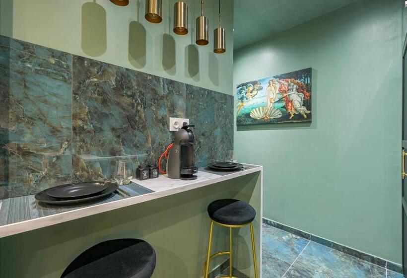 Le Musée D’aphrodite / Jacuzzi