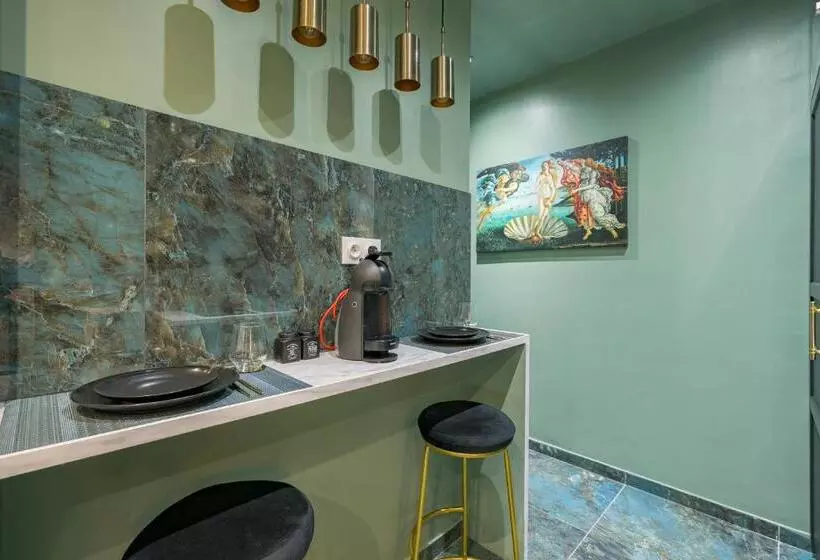 Le Musée D’aphrodite / Jacuzzi