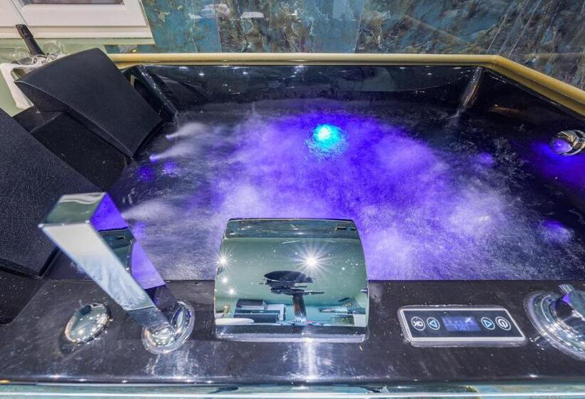 Le Musée D’aphrodite / Jacuzzi