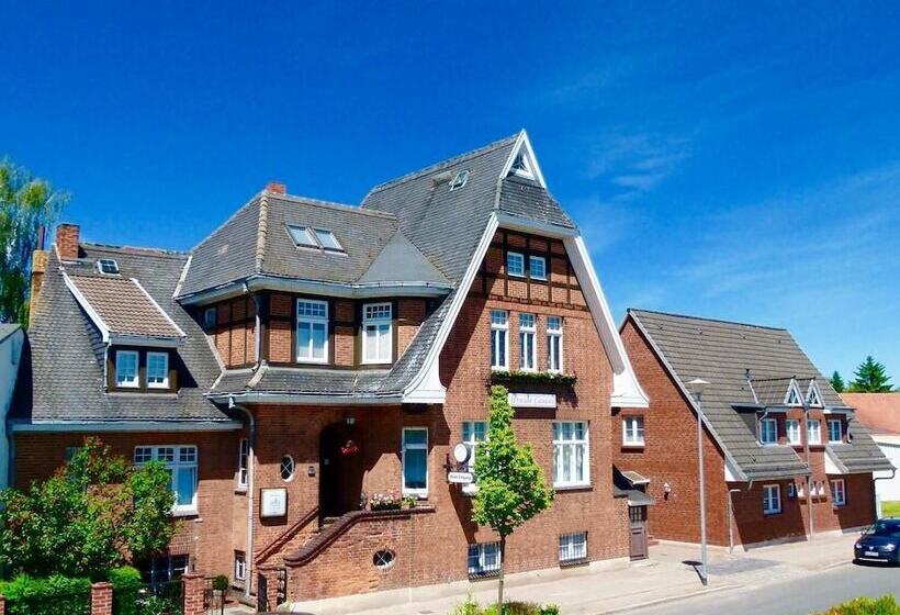 مبيت وإفطار & Pension Villa Camenz