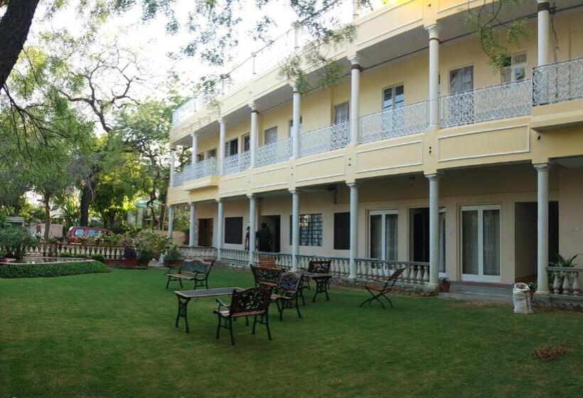 Отель Jai Niwas