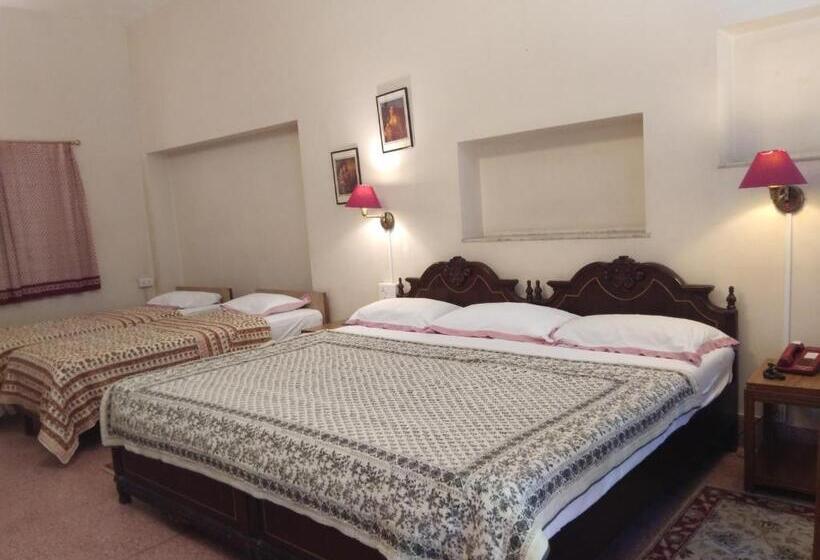 Отель Jai Niwas