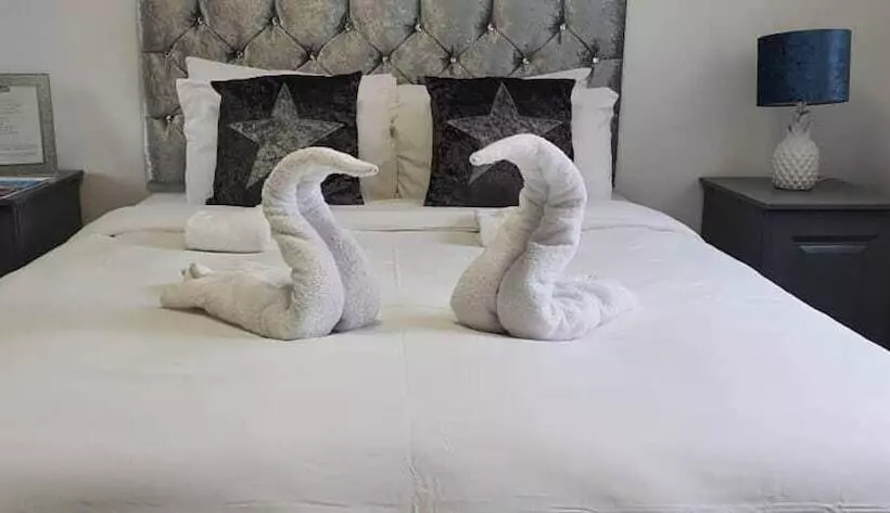 Star Hotel, South Leicester