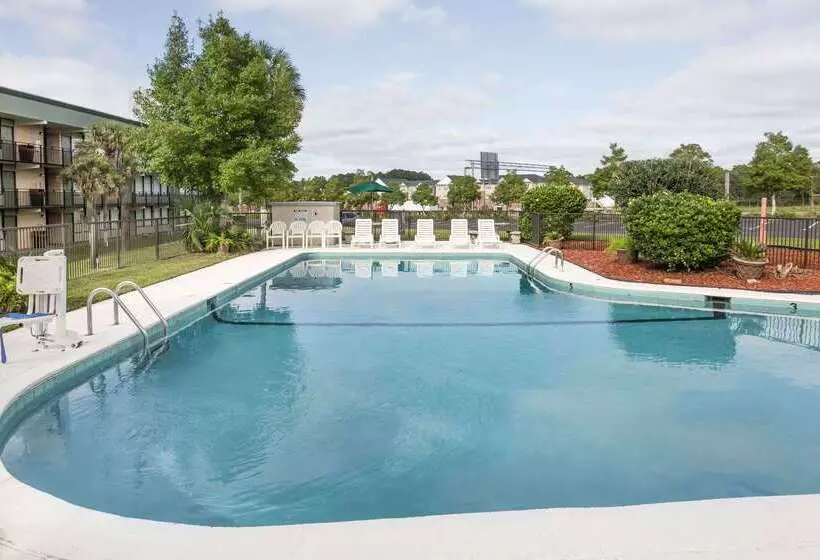 هتل Super 8 By Wyndham Valdosta Mall