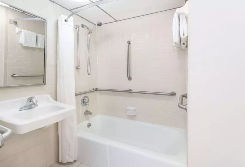 هتل Super 8 By Wyndham Valdosta Mall