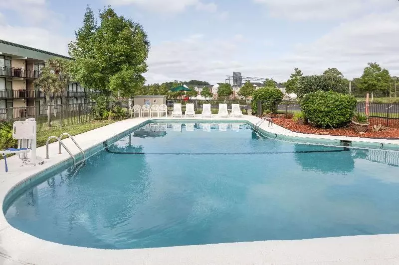 هتل Super 8 By Wyndham Valdosta Mall