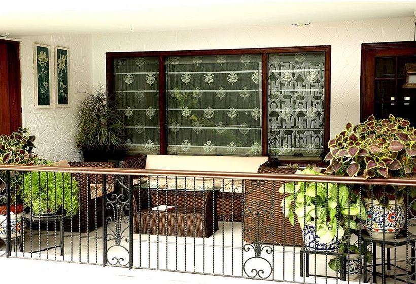 住所 Ahuja Residency Golf Links