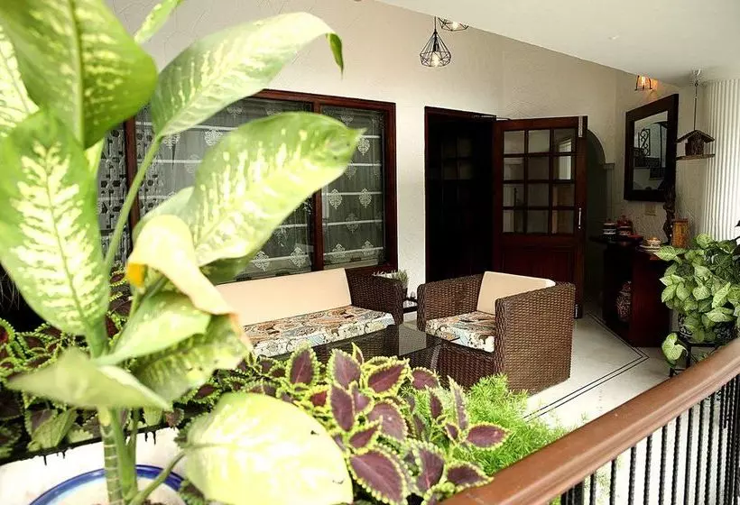 اقامتگاه Ahuja Residency Golf Links