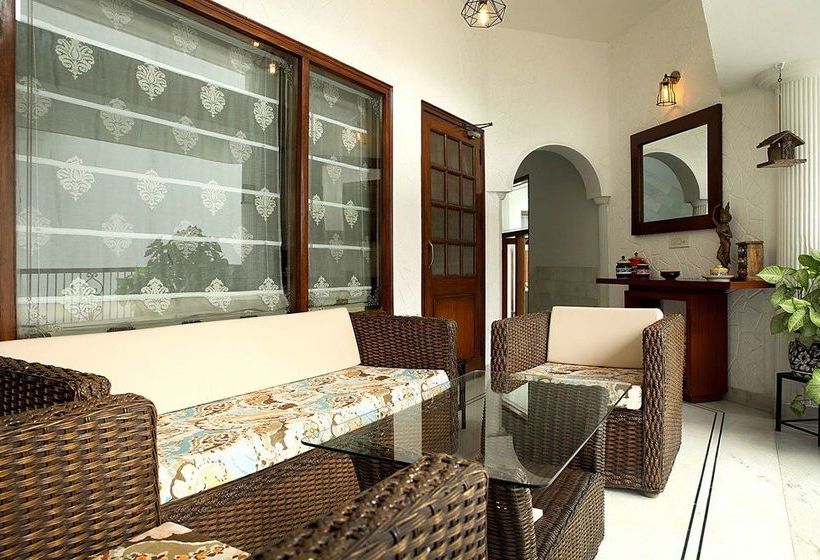 住所 Ahuja Residency Golf Links