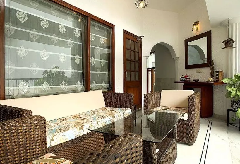 اقامتگاه Ahuja Residency Golf Links