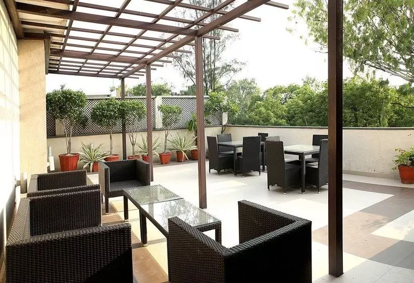 اقامتگاه Ahuja Residency Golf Links