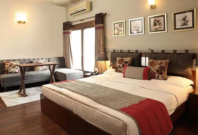 اقامتگاه Ahuja Residency Golf Links