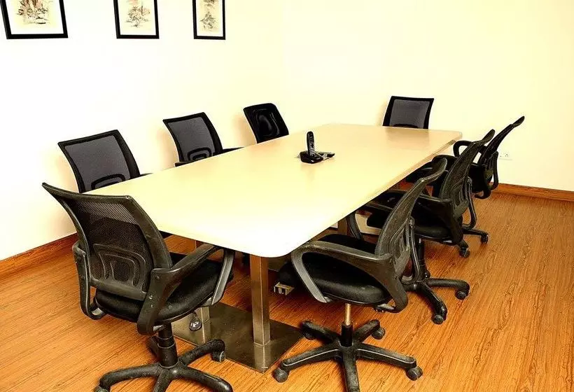 اقامتگاه Ahuja Residency Golf Links