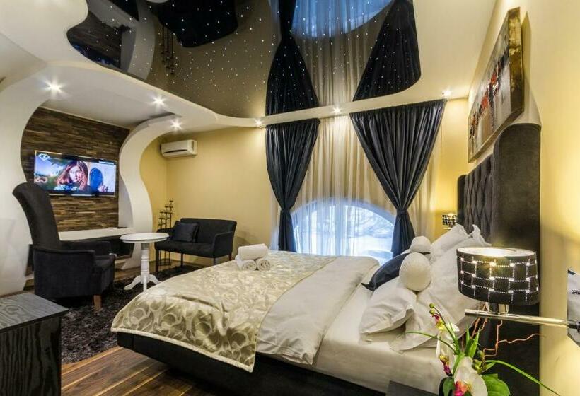 تختخواب و صبحانه Madison   Square Sava