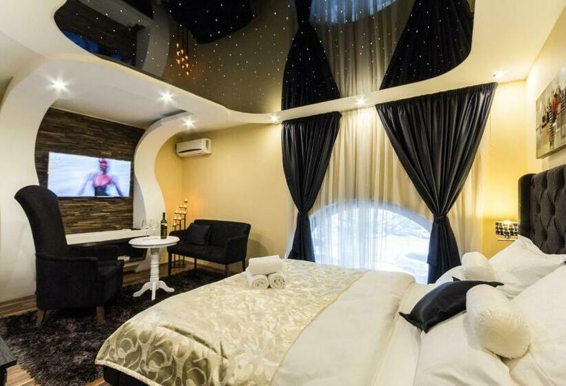 تختخواب و صبحانه Madison   Square Sava
