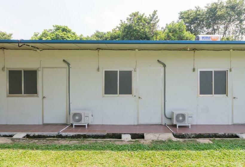 בית מלון כפרי Reddoorz @ Taman Green Legon