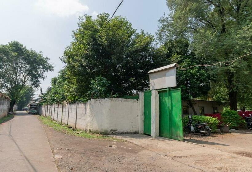 בית מלון כפרי Reddoorz @ Taman Green Legon