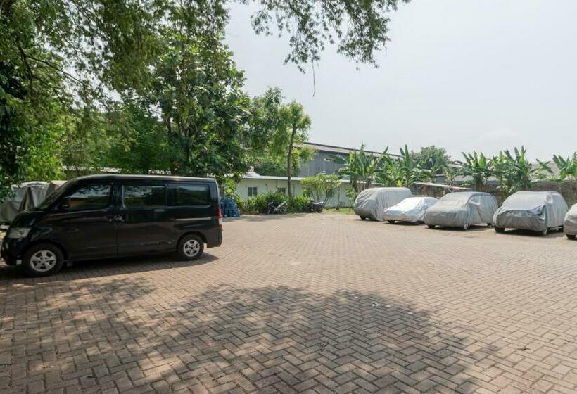 בית מלון כפרי Reddoorz @ Taman Green Legon