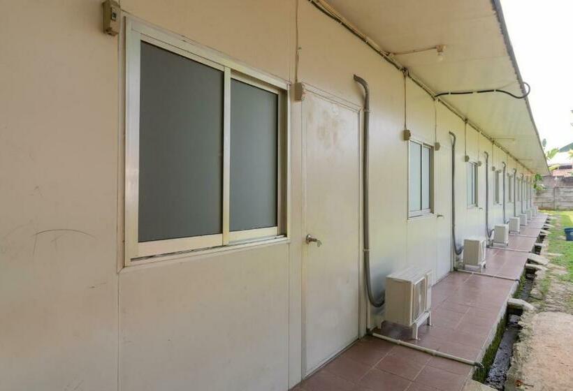 בית מלון כפרי Reddoorz @ Taman Green Legon