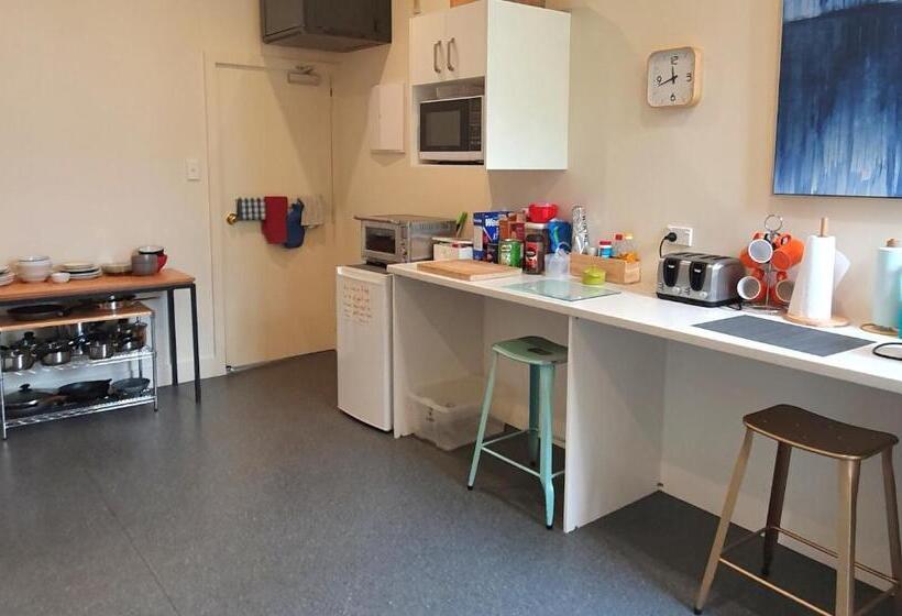 فندق على الطريق Travel Stay City Hostel