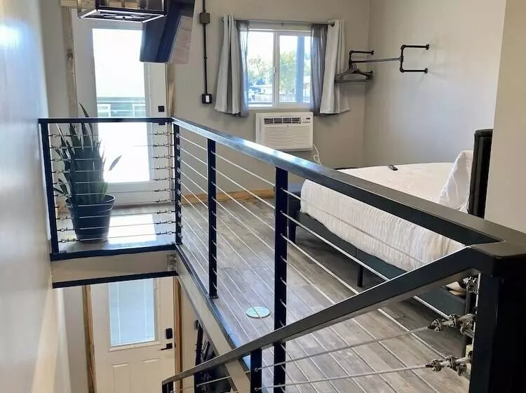 The Darmont Hotel And Suites