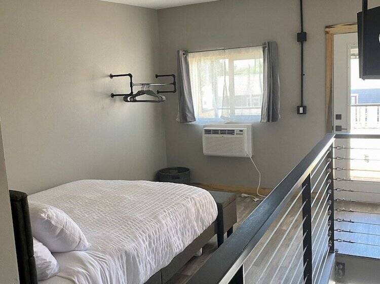 The Darmont Hotel And Suites